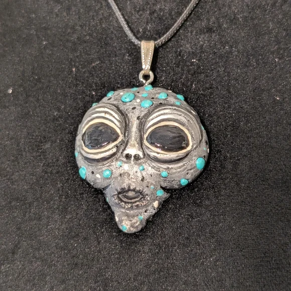 Alien Pendant Necklace - Picture 2 of 3